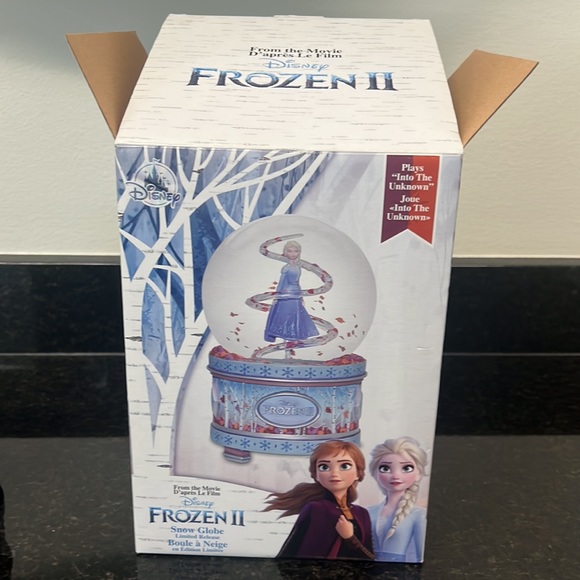 Disney Frozen Limited Edition Snow globe - Picture 4 of 7